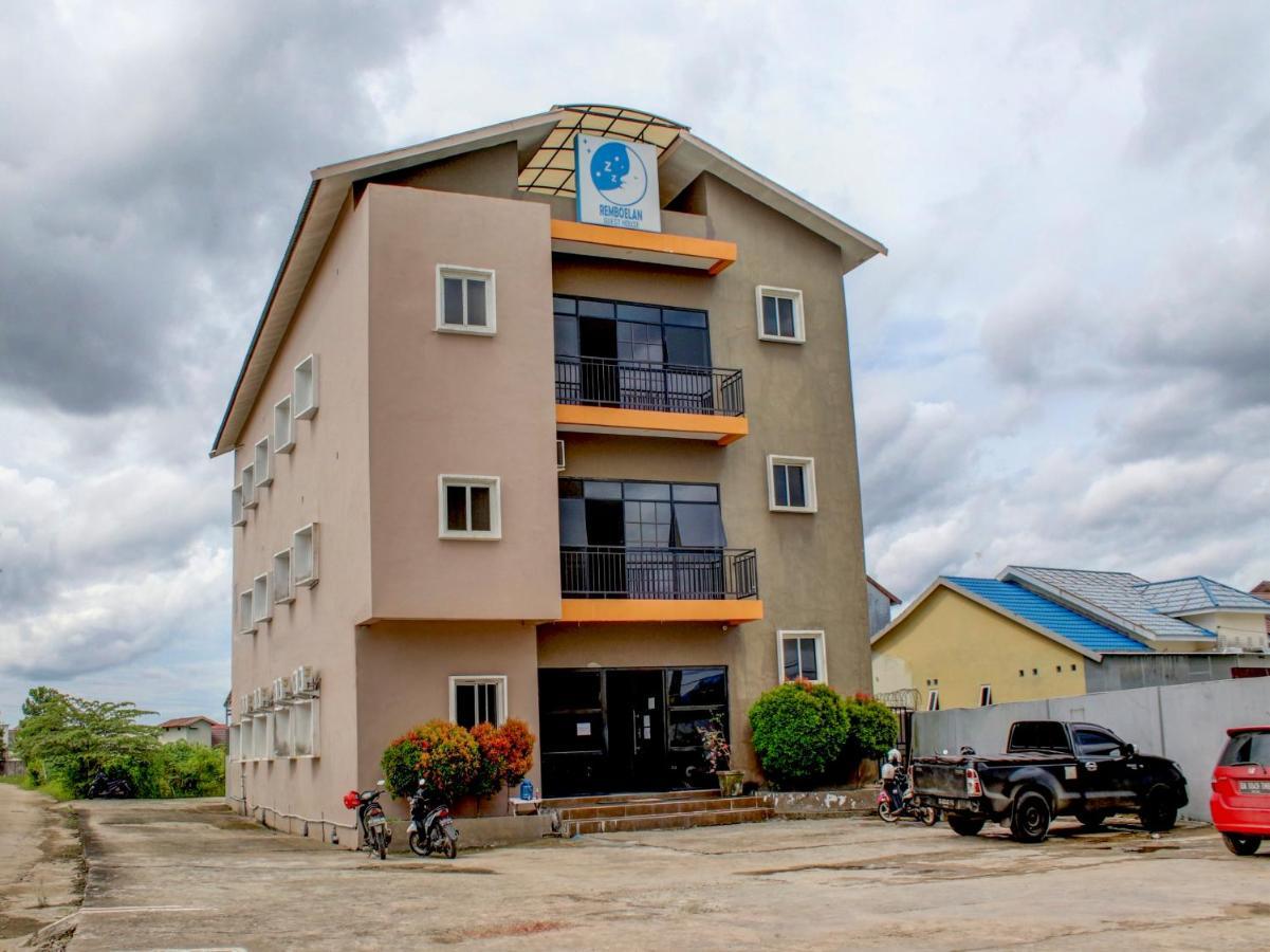 Oyo 90162 Remboelan Guest House Sungai Lutus Esterno foto