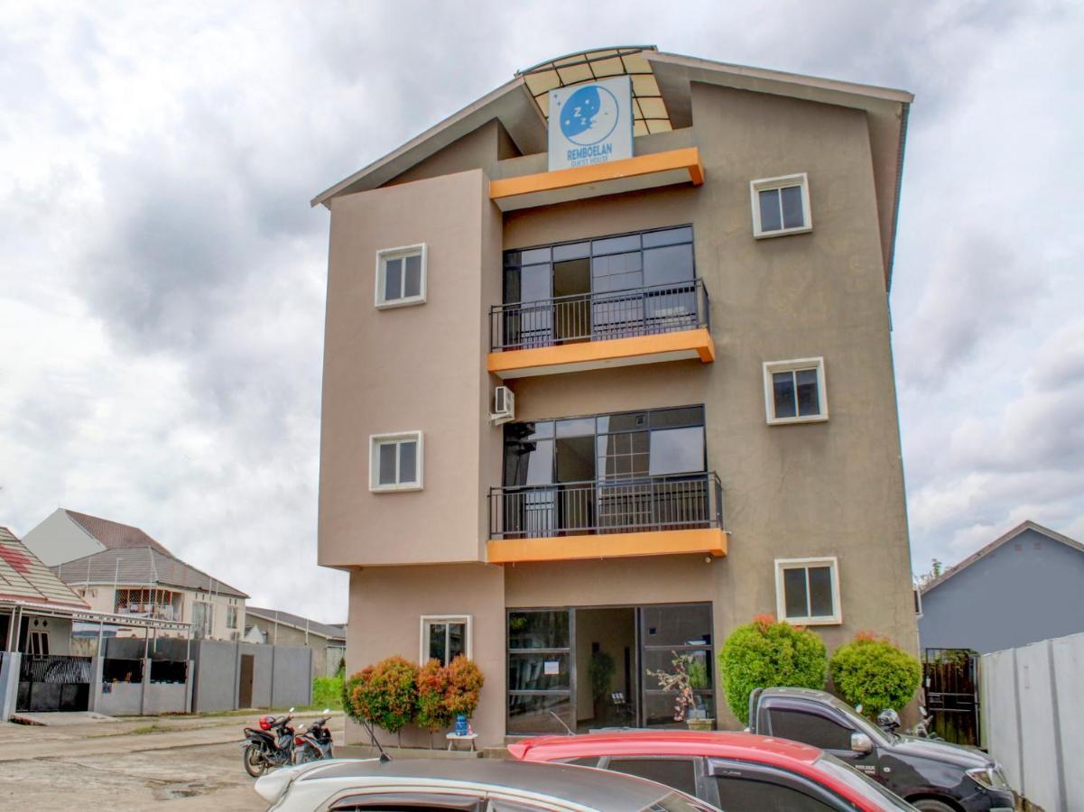 Oyo 90162 Remboelan Guest House Sungai Lutus Esterno foto