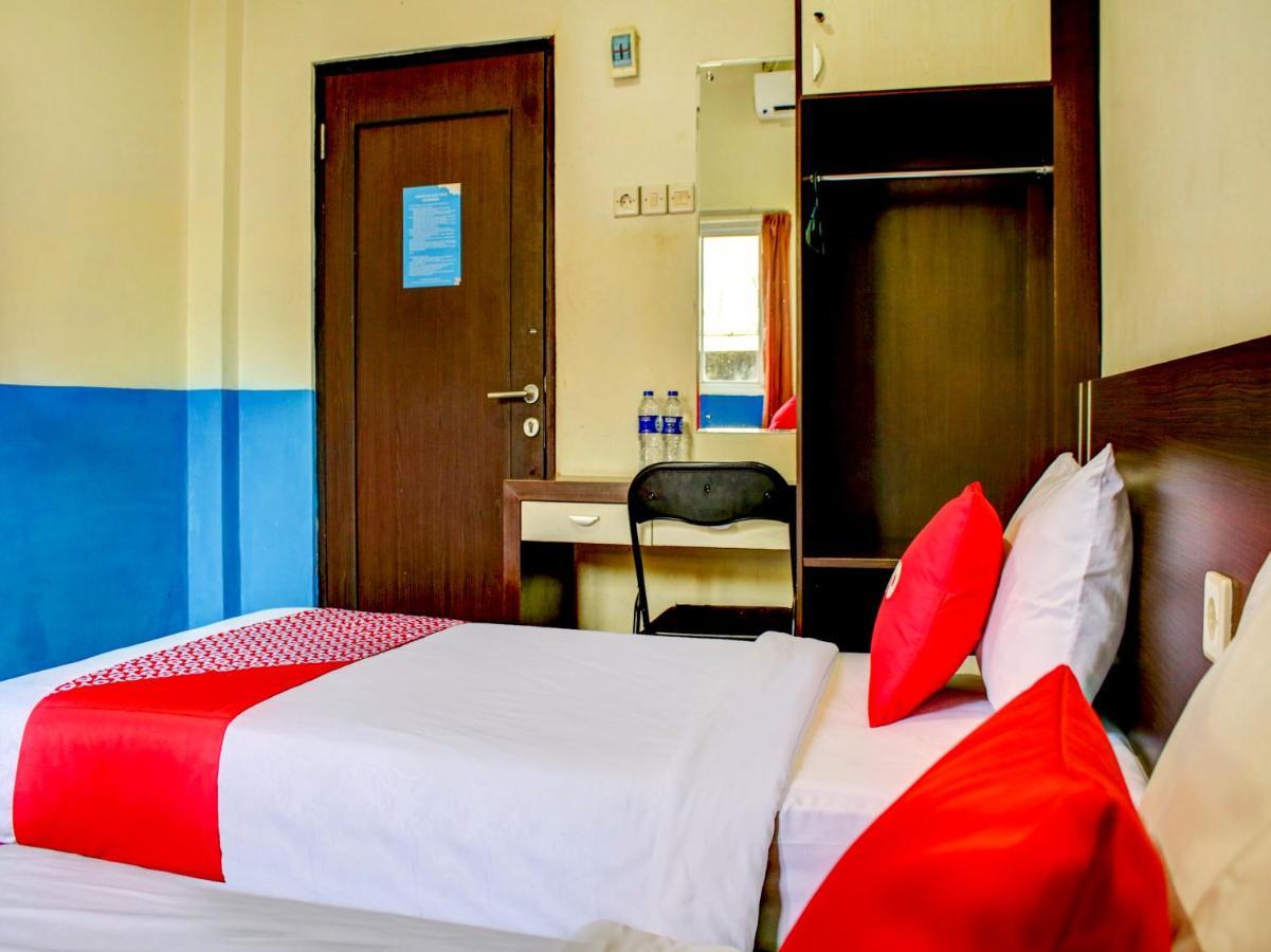 Oyo 90162 Remboelan Guest House Sungai Lutus Esterno foto
